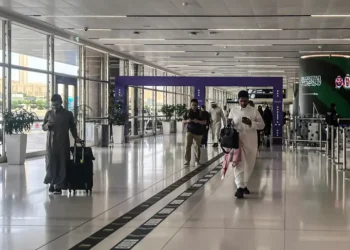 إصابات وتعليق الرحلات في مطار الرياض وسط تصعيد عسكري باليمن