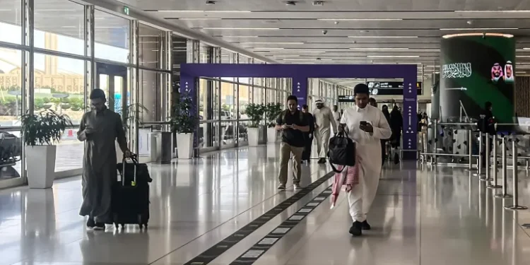 إصابات وتعليق الرحلات في مطار الرياض وسط تصعيد عسكري باليمن