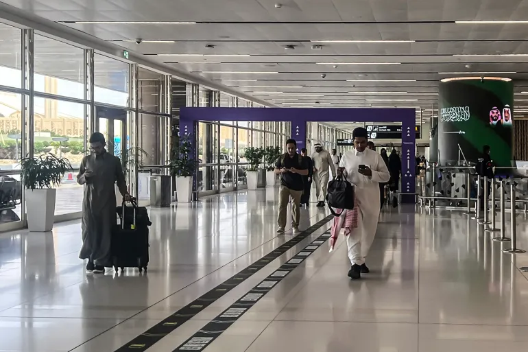 إصابات وتعليق الرحلات في مطار الرياض وسط تصعيد عسكري باليمن