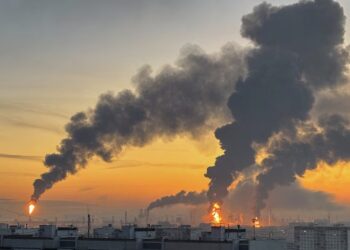 منصة استخراج نفط روسية اثناء اشتعال النار بها على اثر هجمة اوكرانية