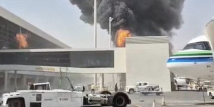 مطار الملك خالد بالسعودية عقب استهدافه بصواريخ الحوثى