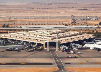مطار الرياض يعود إلى العمل تحت تهديد الحوثيين.. اختبار أمني للطيران السعودي