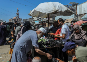 اهالى من غزة يتسوقون وسط ظروف معيشية قاسية وكارثية
