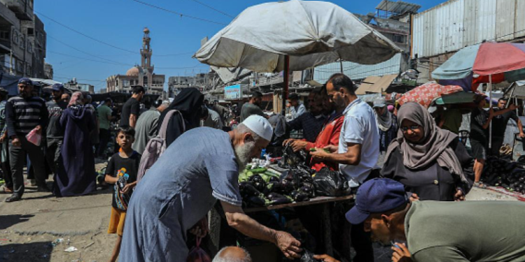اهالى من غزة يتسوقون وسط ظروف معيشية قاسية وكارثية