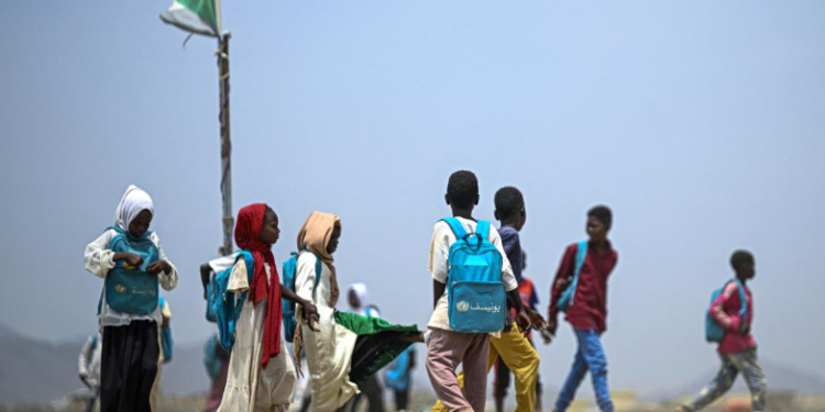 اطفال السودان بين مطرقة الفقر واحتجاجات المعلمين