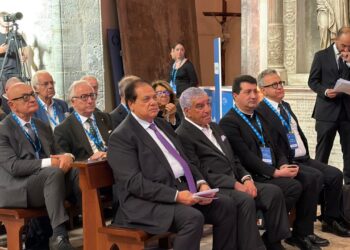 «زاهي حواس» يدعو إيطاليا لرد مسلة تحتمس الثالث إلى مصر ويحصد الجائزة الدولية الكبرى في نابولي