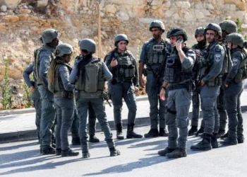الاحتلال يطوق الخليل ويجبر سكان حي منفذي العملية على الإخلاء
