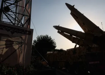 رئيس الأركان الإيراني يلوح بتصعيد أشد ضد أمريكا وإسرائيل