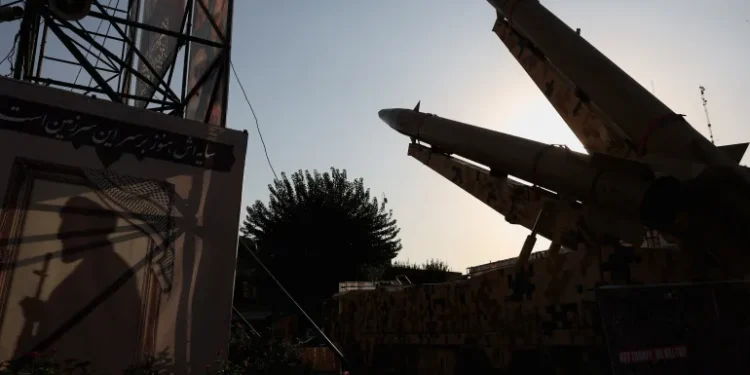 رئيس الأركان الإيراني يلوح بتصعيد أشد ضد أمريكا وإسرائيل