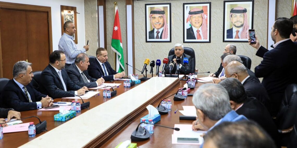 الأردن: تبحث إزالة الأشجار من أرصفة عمّان