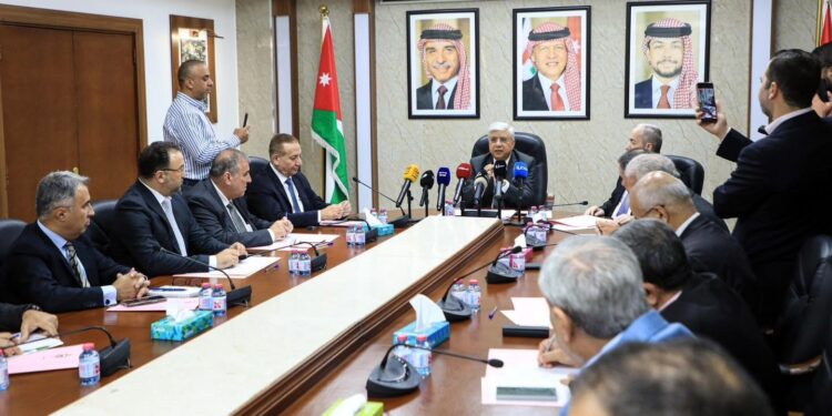 الأردن: تبحث إزالة الأشجار من أرصفة عمّان