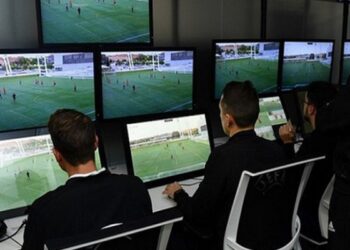 الكاف يقر تطبيق تقنية الفيديو بدءًا من دور المجموعات في بطولتي الأندية