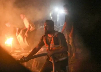 غزة.. الإحتلال يحرق مخيماً للنازحين ويشرد 800 فلسطيني