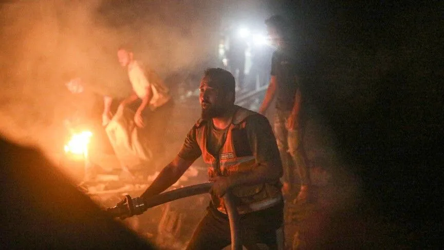 غزة.. الإحتلال يحرق مخيماً للنازحين ويشرد 800 فلسطيني