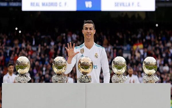 ريال مدريد يهنئ رونالدو بعد تتويجه بجائزة أفضل فائز بالكرة الذهبية عبر التاريخ