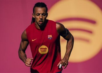 سبورت: كوندي يتمسك بالبقاء في برشلونة ويرفض فكرة الرحيل