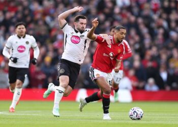 مانشستر يونايتد يواصل السقوط.. بورنموث يهز شباكه بثلاثية في الدوري الإنجليزي