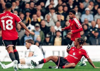 مانشستر يونايتد يواصل نزيف النقاط بتعادل مخيب أمام ليدز في الدوري الإنجليزي