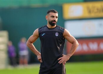 هتافات جماهير طرابزون سبور لمحمد صلاح تثير غضب باحث إسلامي تركي